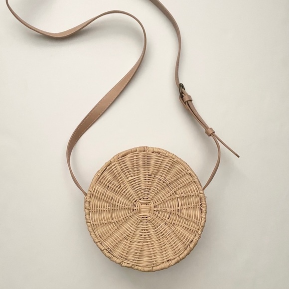 Universal Tread Straw Circle Tote Handbag - Picture 3 of 8